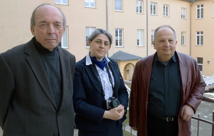 Na wewnętrznym dziedzińcu ośrodka Promień (od lewej): Janusz Bodasiński, s. Elżbieta Kowacz i Mieczysław Bartłomiej Vogt