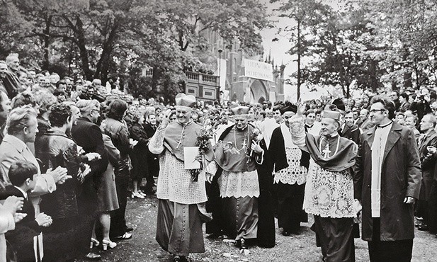 W Piekarach Śląskich biskupa katowickiego wspierał swymi kazaniami kard. Karol Wojtyła.