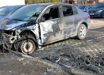 Obok busa spłonął bok nieoznakowanego samochodu, również należącego do Policji