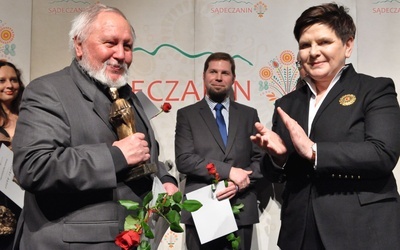 Adam Ziemianin przyjmuje statuetkę od premier Beaty Szydło