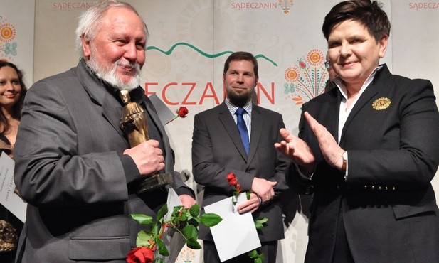 Adam Ziemianin przyjmuje statuetkę od premier Beaty Szydło