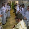 Uczestnicy Szkoły Lektora przerwali szkolenie w Pionkach, by jako uroczysta asysta liturgiczna wziąć udział w adoracji Najświętszego Sakramentu podczas Zimowego Apelu Młodych w Radomiu