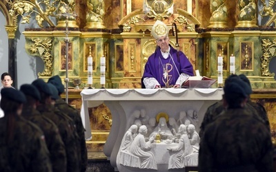 Przy asyście straży honorowej Związku Strzeleckiego biskup sprawował Mszę św. w rocznicę konfederacji barskiej.