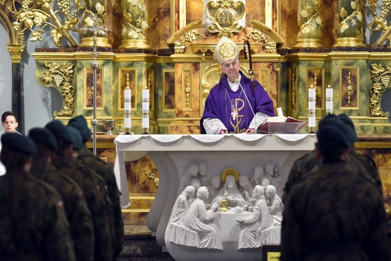 Przy asyście straży honorowej Związku Strzeleckiego biskup sprawował Mszę św. w rocznicę konfederacji barskiej.