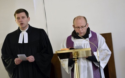 ks. Krzysztof Ora wraz z przedstawicielem wspólnoty luterańskiej