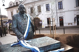 Pomnik zasłużonego prezydenta stanął w miejscu symbolicznym, na granicy połączonych przez niego terenów.