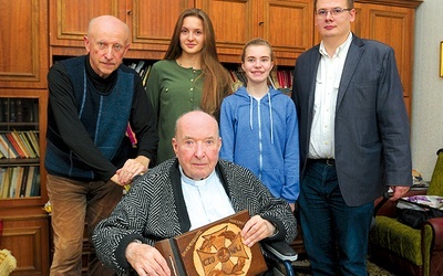 W bogatej biografii kapłana był również czas, gdy był on członkiem HZPiT „Dzieci Płocka”. Na zdjęciu: ksiądz profesor z młodym pokoleniem członków zespołu.
