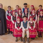 Grupa pasjonatów kultury ludowej  z ks. Grzegorzem Ślesickim.