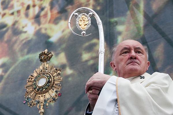 – Chcemy Bogu i Jego Opatrzności dziękować za ludzi, którzy przez 200 lat budowali Kościół warszawski – mówi metropolita warszawski.