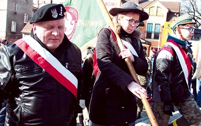 W niedzielnych uroczystościach wzięli udział przedstawiciele władz i służb mundurowych, a także wielu mieszkańców Zielonej Góry. Jak co roku nie zabrakło pocztów sztandarowych.