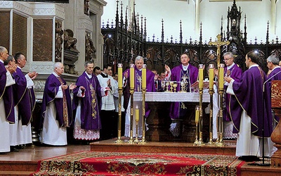 ▲	Mszę św. pod przewodnictwem bp. A. Jeża koncelebrowali biskupi i liczne grono kapłanów.