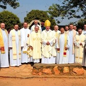 ▲	Biskup Andrzej Jeż wraz z tarnowskimi misjonarzami.