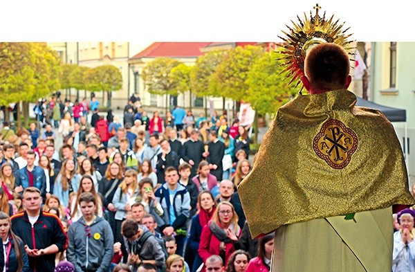 Spotkanie zakończy adoracja Najświętszego Sakramentu o 18.30. W tym roku nie będzie występów scenicznych. Organizatorzy skupiają się  na warsztatach, które odbędą się w różnych lokalizacjach  na Ostrowie Tumskim.