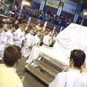 Uczestnicy przerwali szkolenie, by jako uroczysta asysta liturgiczna wziąć udział w adoracji Najświętszego Sakramentu podczas Zimowego Apelu Młodych w Radomiu.