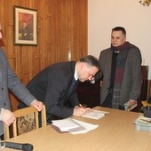 Bogusław Bajor podpisywał swoje książki. Z lewej Jan Rejczak, prezes radomskiego KIK.