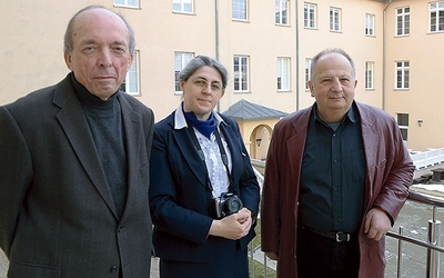 Na wewnętrznym dziedzińcu ośrodka Promień (od lewej): Janusz Bodasiński, s. Elżbieta Kowacz i Mieczysław Bartłomiej Vogt.