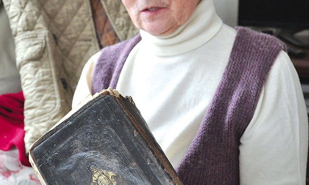 Róża Zgorzelska z jednym z rodzinnych modlitewników.