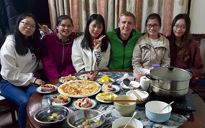 Kiedy Radzimir kończył miesięczną pracę w hostelu w Guilin, koleżanki przygotowały dla niego pizzę