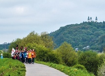 Pielgrzymi docierają  do Krakowa – w tle klasztor kamedułów  na Bielanach.