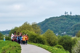 Pielgrzymi docierają  do Krakowa – w tle klasztor kamedułów  na Bielanach.