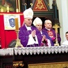Bp Andrzej Iwanecki przewodniczył biskupiej Mszy św. prymicyjnej w kościele św. Franciszka. W uroczystości uczestniczył bp Jan Kopiec.