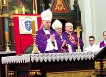 Bp Andrzej Iwanecki przewodniczył biskupiej Mszy św. prymicyjnej w kościele św. Franciszka. W uroczystości uczestniczył bp Jan Kopiec.