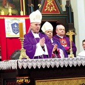Bp Andrzej Iwanecki przewodniczył biskupiej Mszy św. prymicyjnej w kościele św. Franciszka. W uroczystości uczestniczył bp Jan Kopiec.