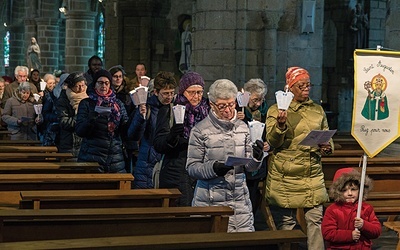 Procesja z lampionami  do kaplicy Matki Bożej  w intencji uzdrowienia chorych.