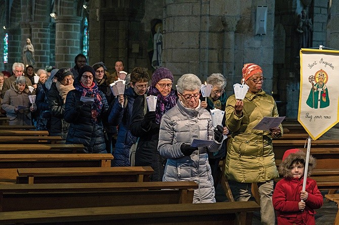 Procesja z lampionami  do kaplicy Matki Bożej  w intencji uzdrowienia chorych.