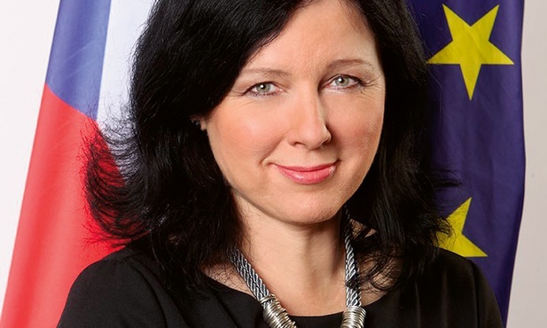 Komisarz ds. sprawiedliwości Vĕra Jourová pracuje nad powiązaniem kwestii przestrzegania praworządności przez kraje UE z wypłatą unijnych funduszy.