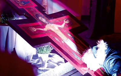 Po nabożeństwie odbyła się jeszcze adoracja krzyża.
