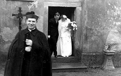 Ksiądz Toufar przed kościołem, do którego komuniści przenieśli go w 1948 roku.