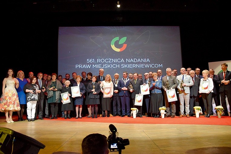 Podczas gali wręczono wyróżnienia i statuetki.