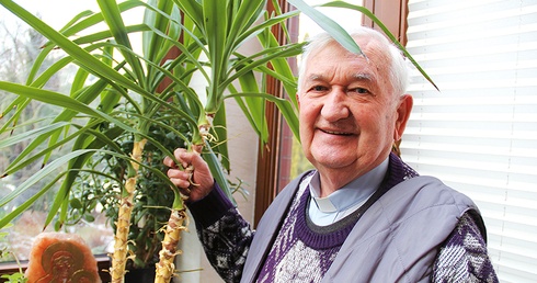 Ks. January Liberski na probostwie w Bobrownikach. – Stanę do zdjęcia tutaj,  bo w Zambii też takie rośliny rosną – powiedział z wesołym błyskiem w oku.