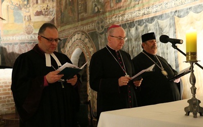 Od lewej bp Jan Cieślar, abp Stanisław Budzik i abp Abel podczas spotkania ekumenicznego na lubelskim zamku