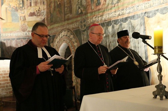 Od lewej bp Jan Cieślar, abp Stanisław Budzik i abp Abel podczas spotkania ekumenicznego na lubelskim zamku