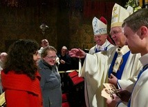 Moment wręczenia aktu zawierzenia Matce Bożej świdnickiego KSM-u.