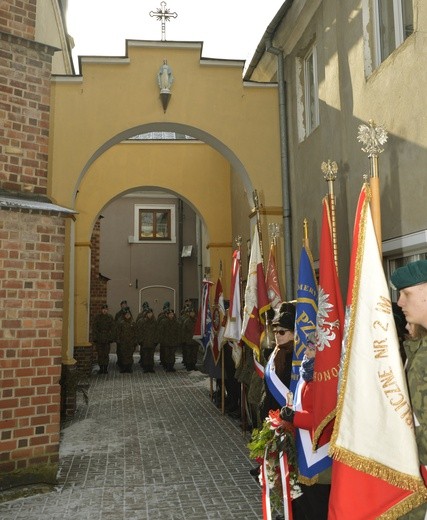 Miejsce pamięci o żołnierzach wyklętych na dziedzińcu kościoła św. Michała Archanioła w Płońsku