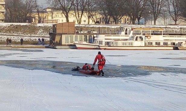 Nie żyje mężczyzna, który wpadł pod lód pod Wawelem