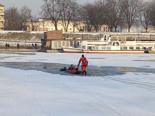 Nie żyje mężczyzna, który wpadł pod lód pod Wawelem