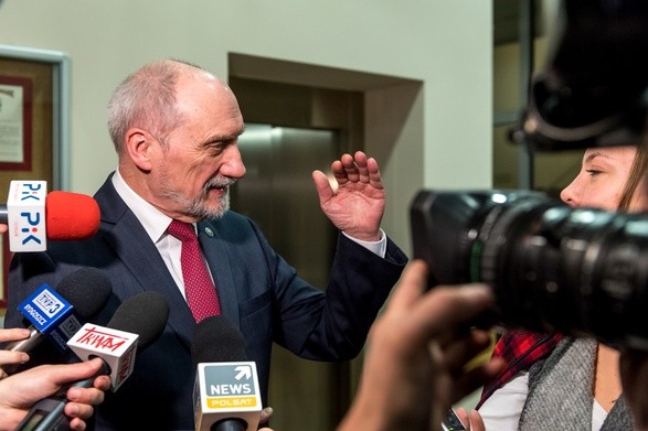 Macierewicz: W MON w 2015 roku wydano za pomocą kart więcej niż w 2016 i 2017 r.