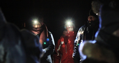 Droga Krzyżowa lasem w mroźną noc