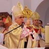 Abp Wacław Depo pobłogosławił obecnych relikwiami św. Kazimierza