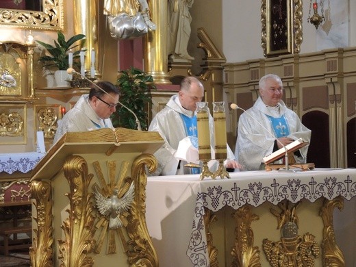 Róże rodziców za dzieci w Hałcnowie