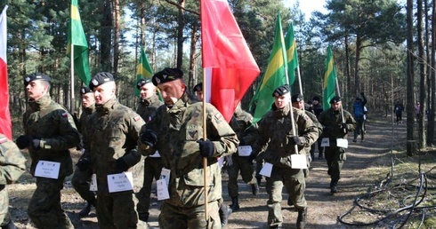 Przeciwlotnicy też pobiegli w hołdzie