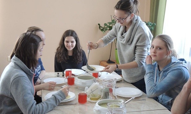 Wspólne posiłki to zawsze okazja do integracji młodych stypendystów z całej diecezji