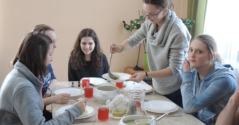 Wspólne posiłki to zawsze okazja do integracji młodych stypendystów z całej diecezji