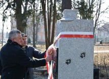 Burmistrz składający hołd poległym za ojczyznę.