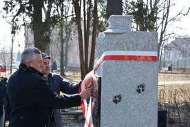 Burmistrz składający hołd poległym za ojczyznę.