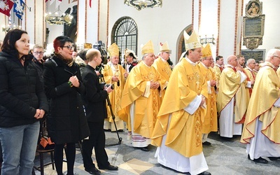 W uroczystej Eucharystii wzięli udział warszawscy biskupi i kilkuset księży.